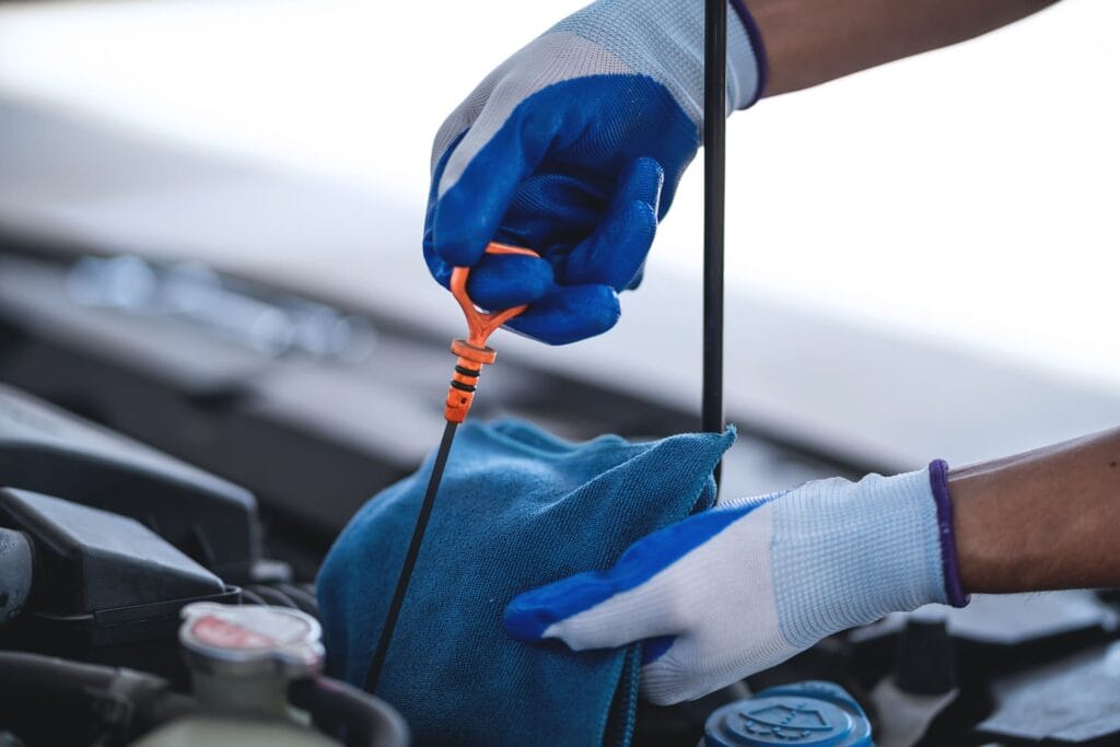provjera razine motornog ulja u automobilu